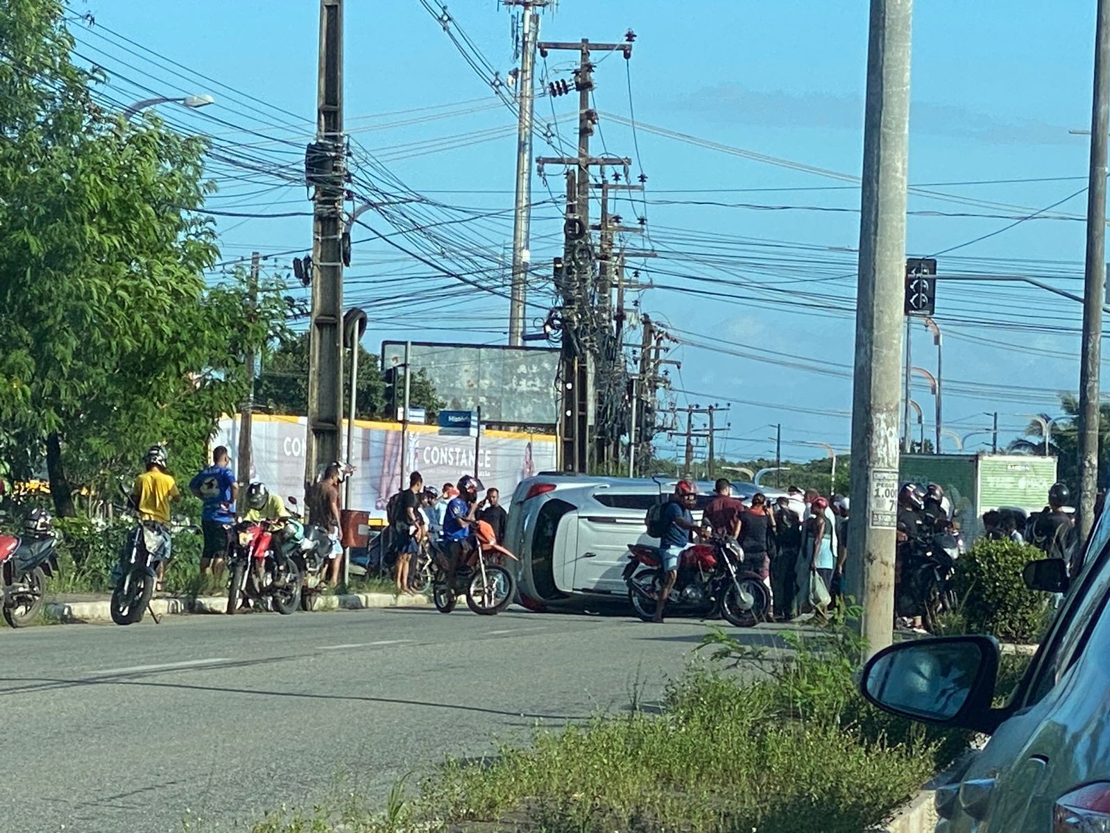 acidente-entre-carro-e-moto-deixa-uma-pessoa-ferida-na-avenida-jeronimo-de-albuquerque,-em-sao-luis