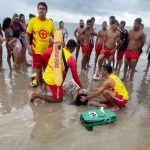 grupo-de-adolescentes-e-resgatado-na-praia-do-calhau,-em-sao-luis,-apos-afogamento