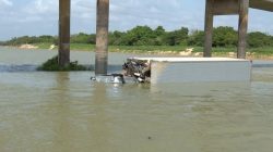 apos-acidente,-carreta-perde-controle-e-cai-de-ponte-na-br-316,-no-ma;-veiculo-ainda-aguarda-retirada