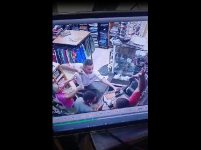 video:-comerciante-e-baleado-durante-assalto-a-loja-de-roupas-no-interior-do-maranhao