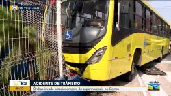 onibus-invade-calcada,-atinge-pedestre-e-colide-contra-muro-de-supermercado,-em-sao-luis