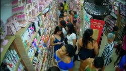 video:-mulher-com-crianca-no-colo-ataca-com-faca-cliente-em-loja,-no-maiobao